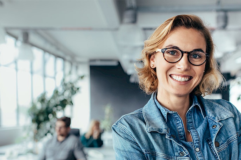 Senior Marketing Managerin lächelt in die Kamera