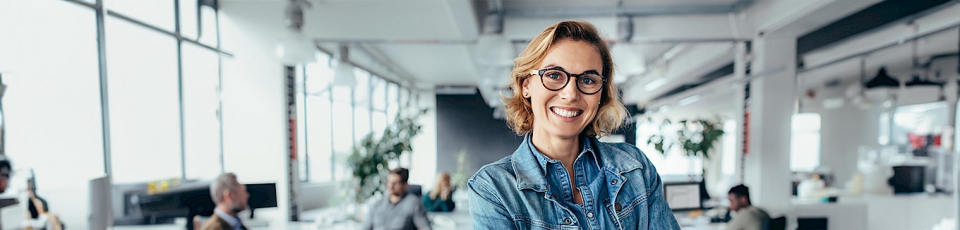 Senior Marketing Managerin lächelt in die Kamera