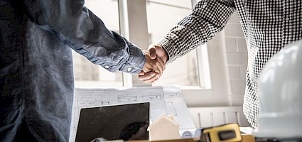 Bewerbung Ausschreibung: Handschlag besiegelt den neuen Auftrag