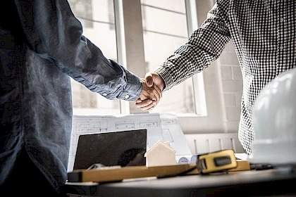 Bewerbung Ausschreibung: Handschlag besiegelt den neuen Auftrag