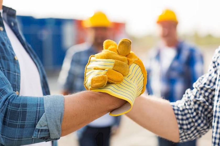 Ausschreiber und Auftragnehmer geben sich die Hand