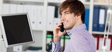 Mitarbeiter bei der Kundenrückgewinnung am Telefon