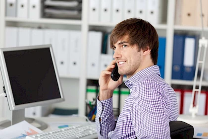 Mitarbeiter bei der Kundenrückgewinnung am Telefon