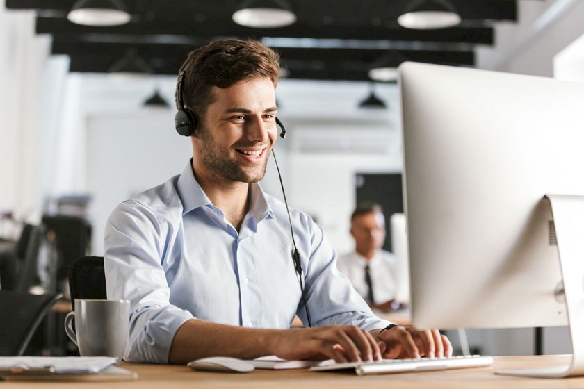 Person bei einem ibau Xplorer Online-Seminar zur öffentlichen Ausschreibungen