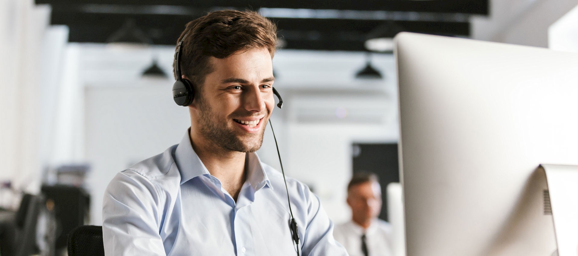 Person bei einem ibau Xplorer Online-Seminar zu öffentlichen Ausschreibungen