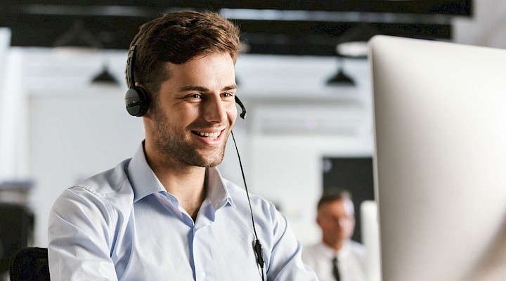 Person bei einem ibau Xplorer Online-Seminar zu öffentlichen Ausschreibungen