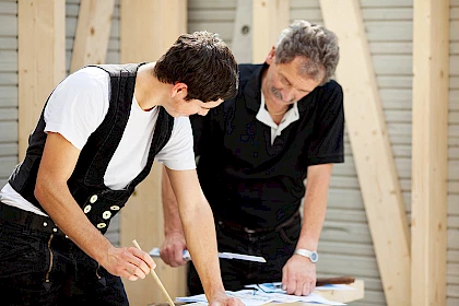 Zwei Handwerker bei der Arbeit