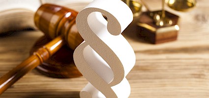 Symbole der Justiz: Ab wann ist ein freies Grundstück bebaubar?