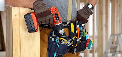 Handwerker hält Akku-Elektrowerkzeug
