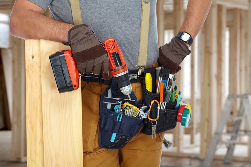 Handwerker hält Akku-Elektrowerkzeug