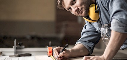 Fachkraft arbeitet die 4-Tage-Woche als Arbeitszeitenmodell im Baugewerbe