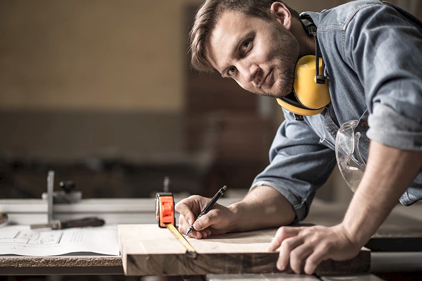 Fachkraft arbeitet die 4-Tage-Woche als Arbeitszeitenmodell im Baugewerbe