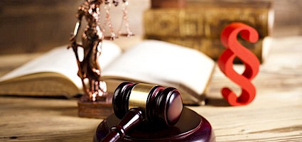 Symbole der Justiz - Arbeitnehmerrechte zur Arbeitszeit