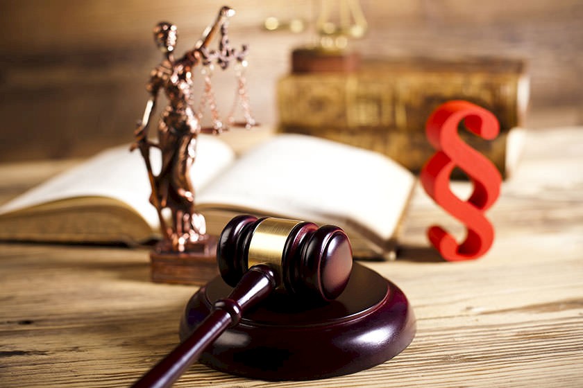 Symbole der Justiz - Arbeitnehmerrechte zur Arbeitszeit