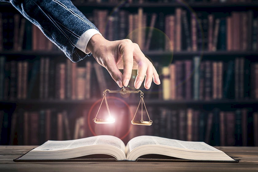 Symbole für die Justiz: Systematischer Betrug auf dem Bau